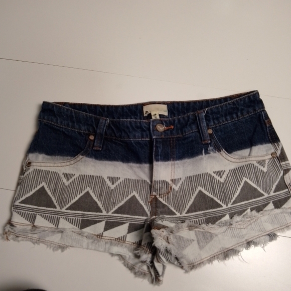 Roxy Denim Tribal Print Distressed Shorts Boho Cheeky Size 29 faded - Picture 1 of 6